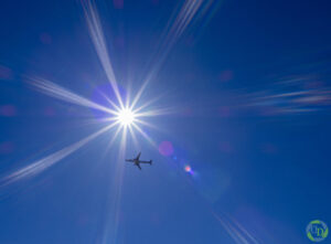 Vliegtuig bij de zon